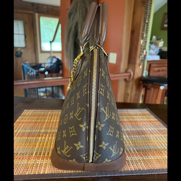 ❗️SOLD❗️🥰💙LV ALMA PM TRENDY SUPER ATTRACTIVE💙🥰 - Picture 12 of 16